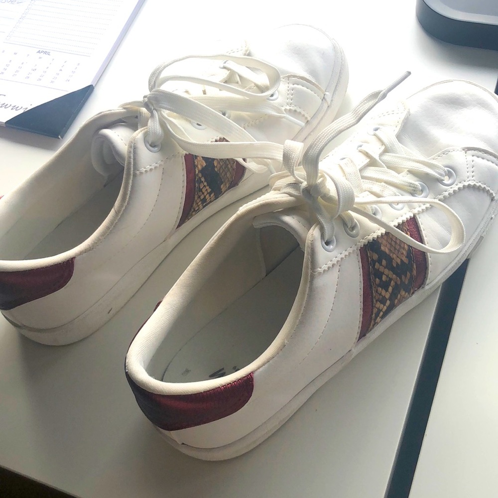 Cute design white sneakers